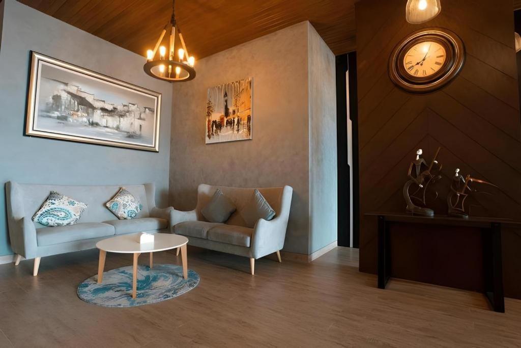 Zoom Dharmahusada Hotel Сурабая Экстерьер фото