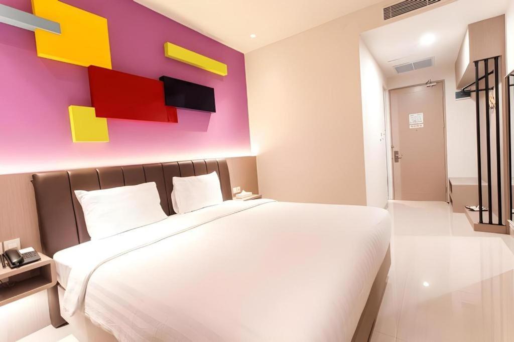 Zoom Dharmahusada Hotel Сурабая Экстерьер фото