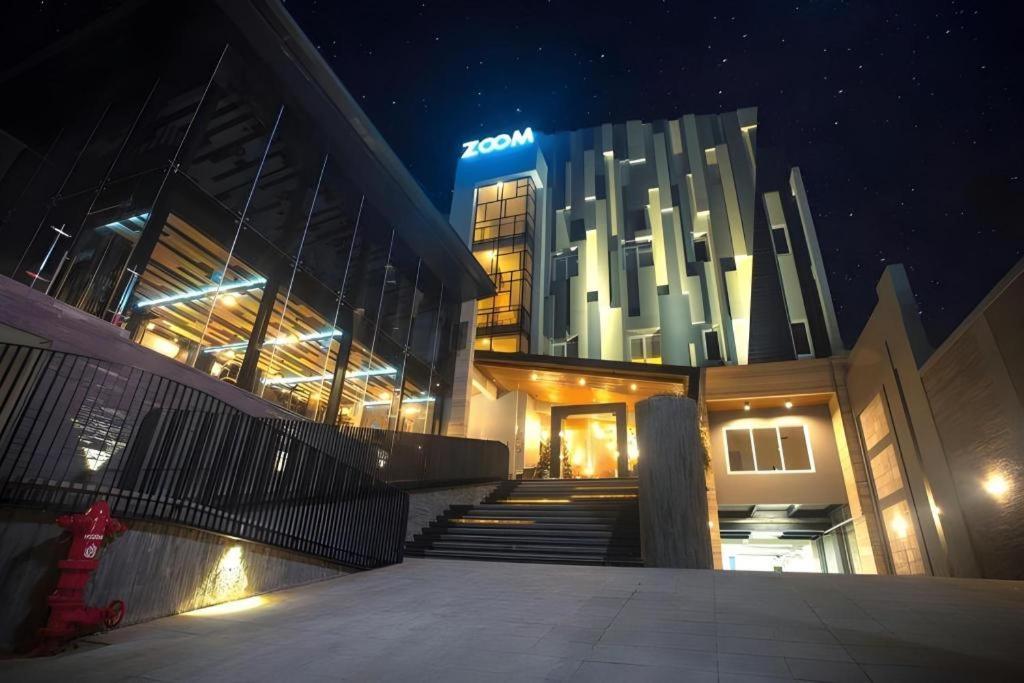 Zoom Dharmahusada Hotel Сурабая Экстерьер фото